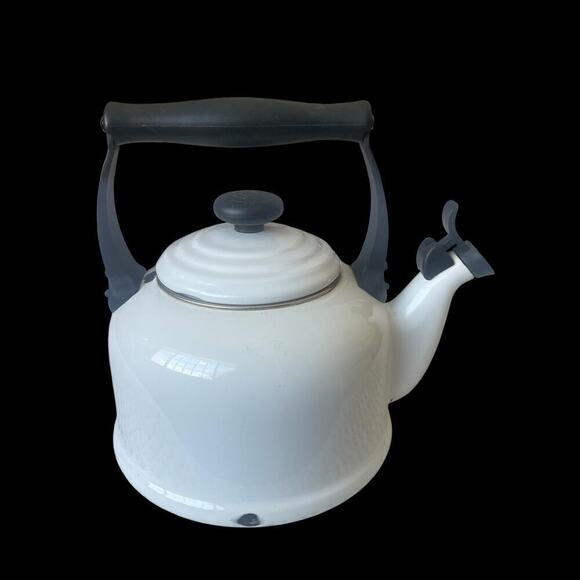 Le Creuset 2.1 Litre/2.2 Quart White/Ivory Tea Pot - Picture 12 of 16